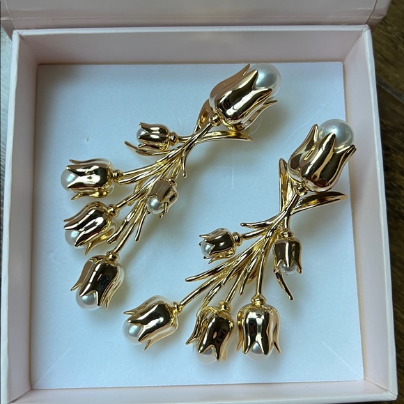 Nicola Bathie golden tulip and pearl earrings. - Picture 2 of 3